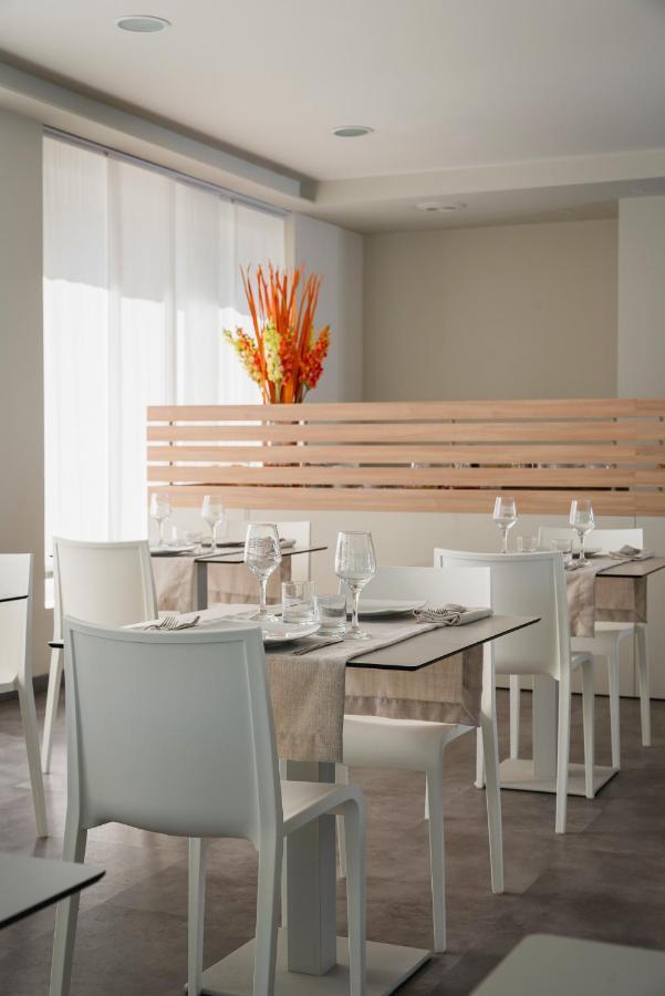 Hotel Embassy Riccione Exterior foto